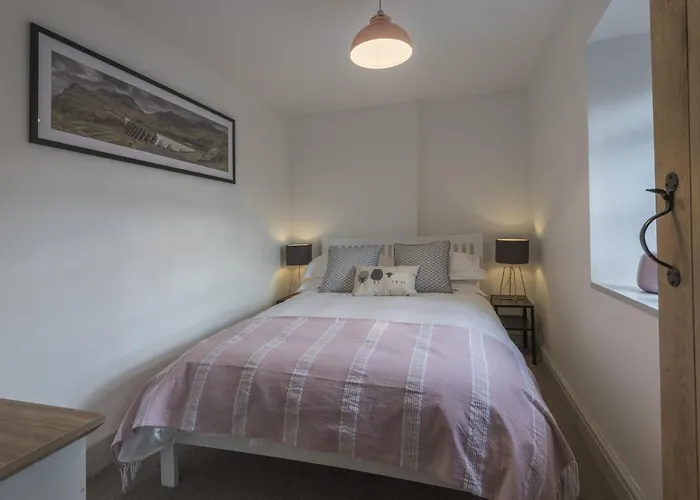 Finest Retreats - Tegannedd - Luxury Grade II Listed Cottage With Hot Tub